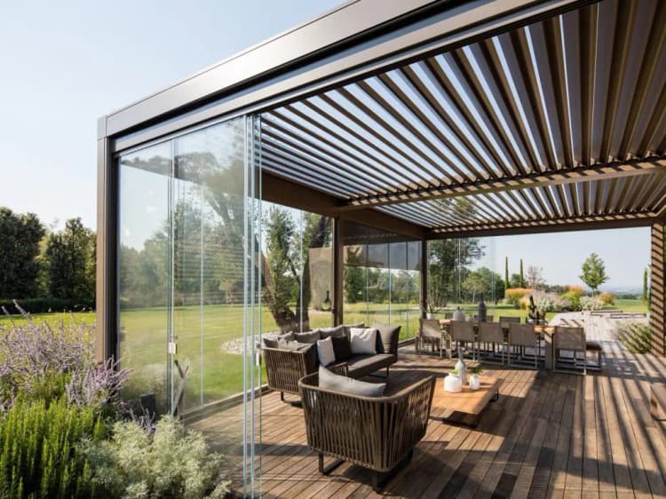 Pergola bioclimatique - Avec nos pergolas bioclimatiques, profitez de votre terrasse toute l'année, quelles que soient les conditions. Contactez-nous pour une consultation personnalisée.